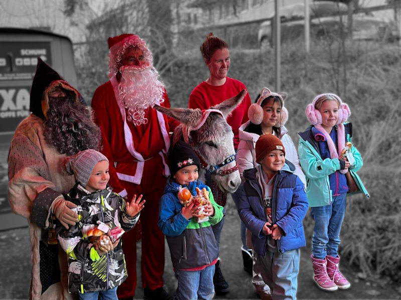 Samichlaus mit Schmutzli, Kindern und dem Esel vor dem Treffpunkt Unterdorf